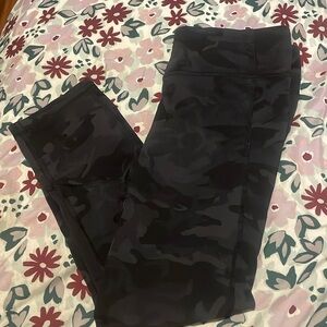 Black camou Lululemon Leggings